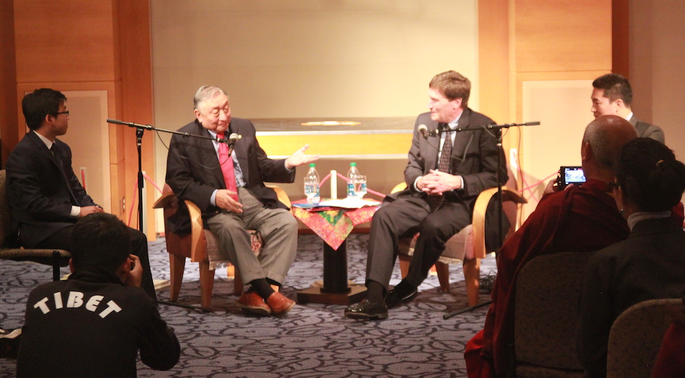 Lodi Gyari Rinpoche (left) and Paul Zwier(right) discuss China-Tibet relations