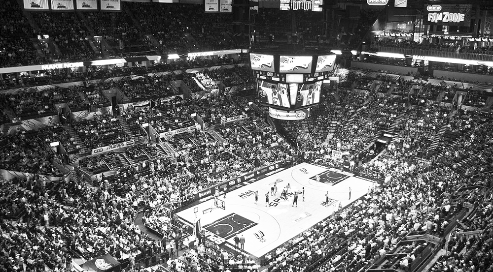 In 2014, the San Antonio Spurs played the Dallas Mavericks at the AT&T Center, their home arena. According to this week’s ‘Nosebleeds,’ the Spurs will win against the Atlanta Hawks.  | Katie Haugland/Wikimedia Commons