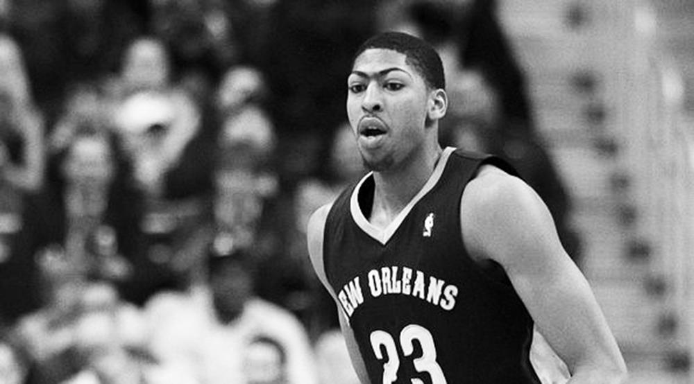 Anthony Davis dribbles down the court. According to the Nathan Janick and Jacob Durst, Davis will be a contender for the NBA MVP award.  | Keith Allison/Wikimedia Commons