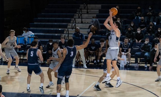 Men’s basketball claims first place in UAA standings, Women hold second